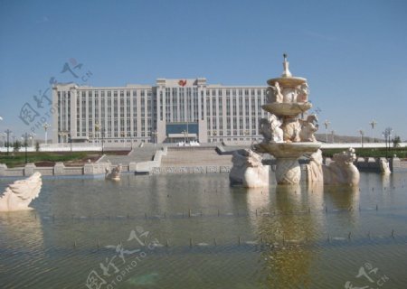 乌拉特中旗大楼前的喷泉图片