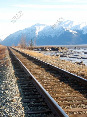 铁路雪山图片