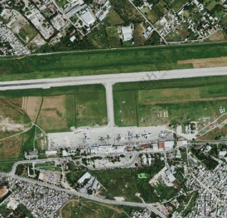 航拍震后海地机场图片