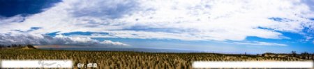 天空云湖泊和草原全景图图片