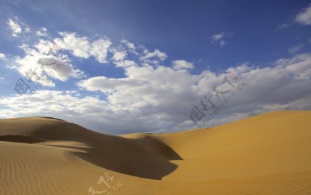 金色的沙漠和蓝天白云图片