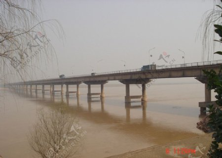薄雾中的黄河大桥图片