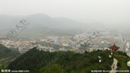 雾漫山城图片