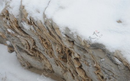 被雪覆盖的石头图片