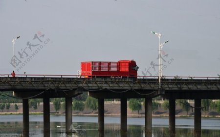 内河的桥图片