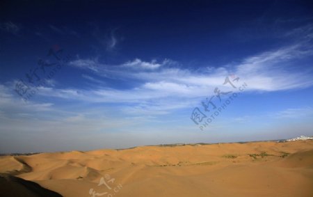 内蒙古的广阔沙漠和蓝天图片