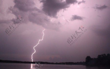 湖面上的闪电图片