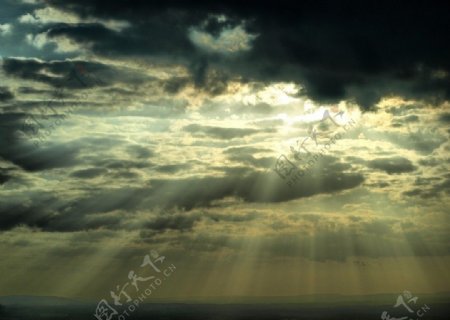 云层射出的太阳光线图片