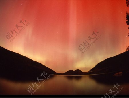 绛红的极光沐浴缅因州的Acadia国家公园图片