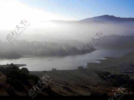 薄霧籠罩的湖泊图片