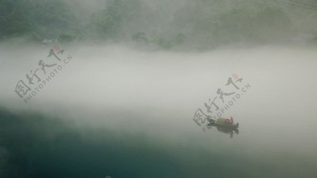 雾漫东江图片