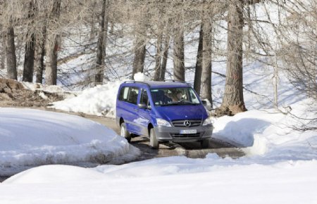 雪地森林中的奔驰商务车图片