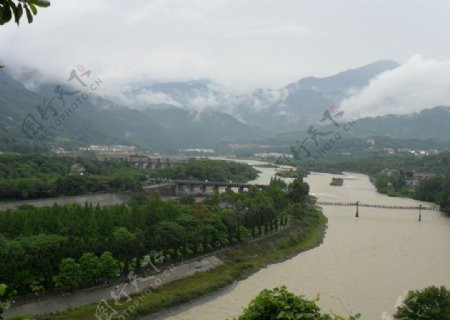 雨中都江堰图片