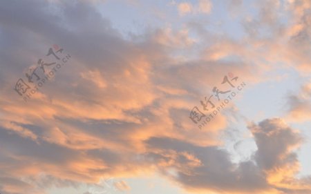 雨后夕阳下的彩云图片