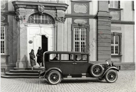 建筑物前的老式奔驰汽车图片
