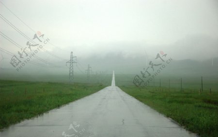 雨天的草原公路图片