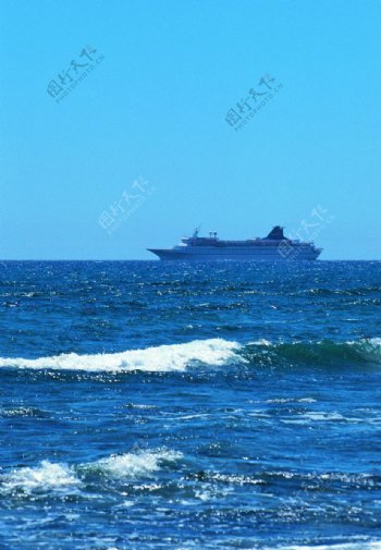 碧波大海中的航船图片