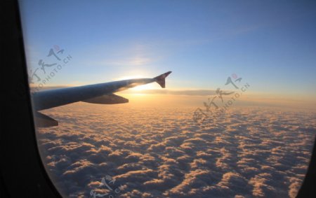 晚霞飞机云层图片