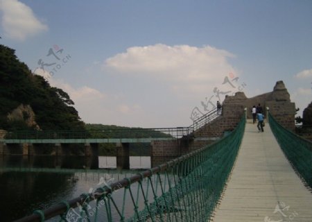湖上的桥图片