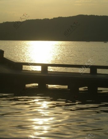 西湖桥夕阳图片