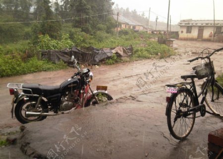 雨中的自行车图片