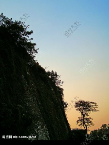 日落时候的古城墙图片