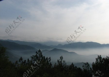 轻雾缭绕浙江天台山图片