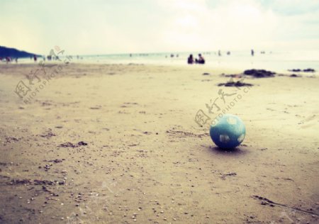 沙滩上的球图片