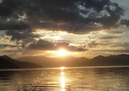 泸沽湖夕阳摄影图片