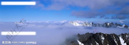 雪山蓝天白云背景图图片