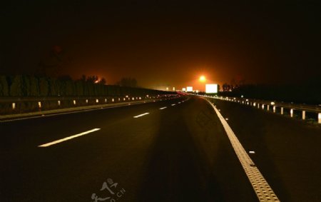 安静温馨的高速公路夜景图片