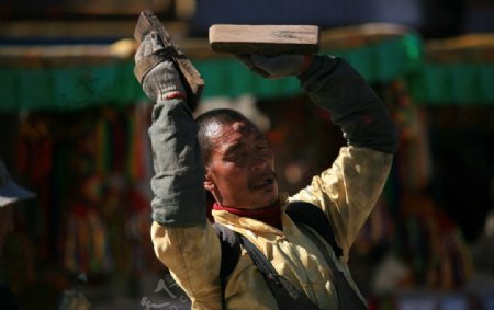 西藏拉萨八廓街朝圣者图片