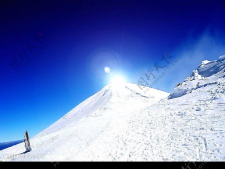 雪山顶上的阳光图片