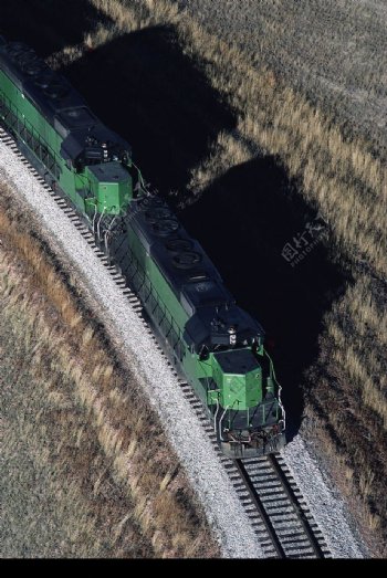 俯视行驶中的火车图片