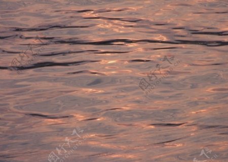 夕阳下的水面图片
