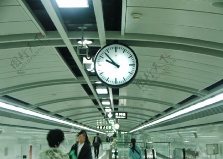 地铁站的钟图片