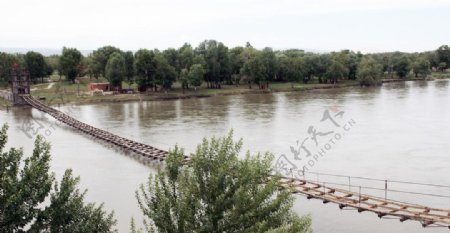 额尔齐斯河上吊桥图片