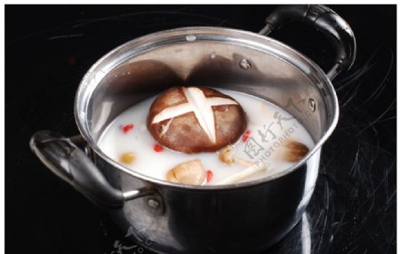 皇牛八珍菌王煲汤锅图片