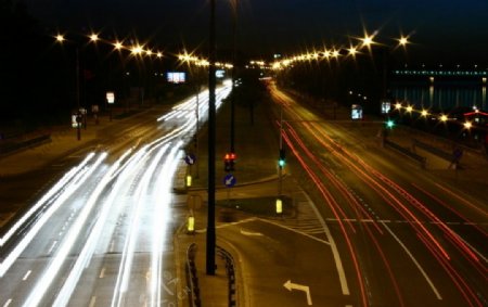 夜晚的马路灯管照明图片