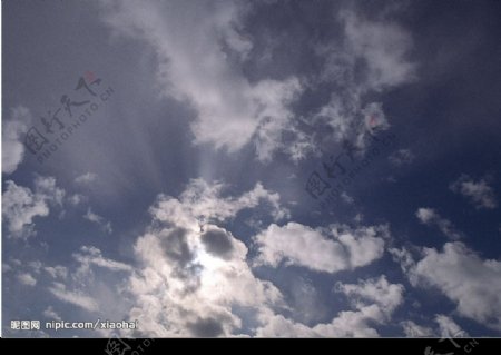 云朵阳光图片