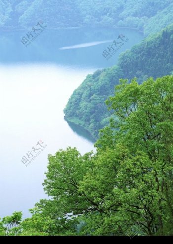 青山湖泊图片