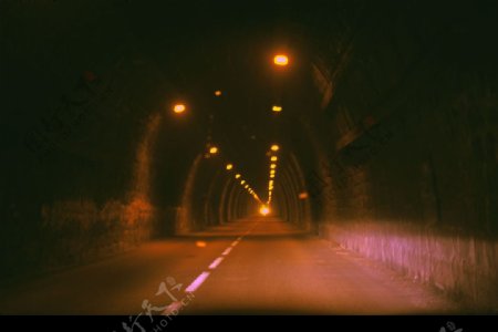 夜幕下的隧道图片