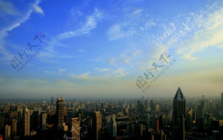 上海斜阳映照浦西市中心俯瞰图片