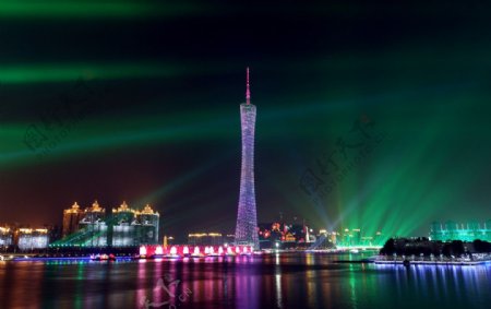 灯光下的新广州电视塔图片
