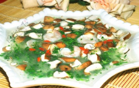 荠菜虾仁烩双菇图片