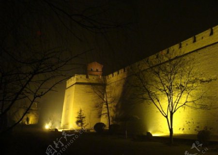 平遥古城城墙夜景图片