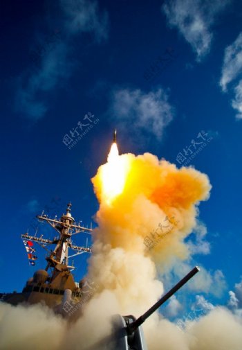 DDG70霍伯级导弹驱逐舰发射导弹特写图片