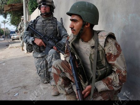 美军和伊拉克军在街头图片