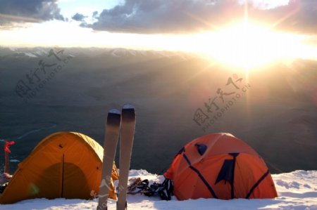 冰山雪景新疆野营帐篷图片