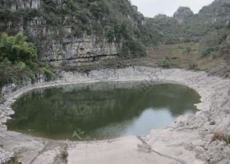 石头上的水池图片